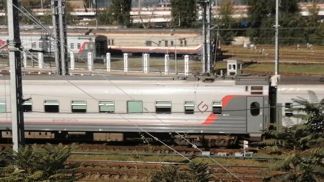 Электровоз ЭП20 017 с поездом №173М Евпатория-Москва. "Таврия". смотреть онлайн