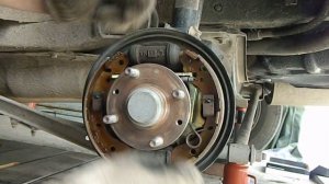 Меняем тормозные колодки на Мазде Фамилии