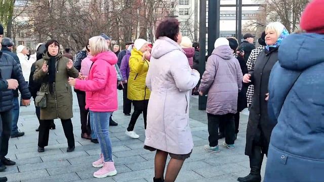 Я ІШОВ І ЗНАЙШОВ ДІВЧИНУ КРАСУНЮ! ТАНЦЫ ХАРЬКОВ УКРАИНА НОЯБРЬ 2023 #dance #kharkiv смотреть онлайн