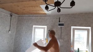 Наклеивание на потолок декоративной пенопластовой плитки "Жар птица"