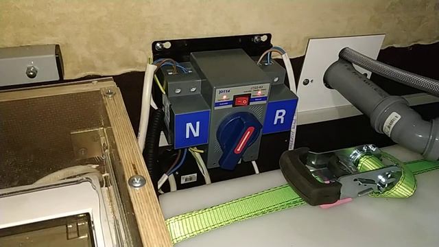 Автоматический переключатель напряжения. Красный Мерседес. смотреть онлайн