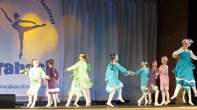 Танец "Дунюшки". Школа балетного искусства "Арабески" смотреть онлайн