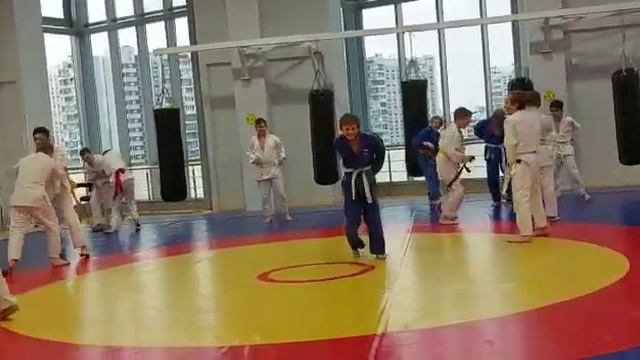 Открытый урок дзюдо 07.04.2022. Ваня в синей форме, белый пояс. смотреть онлайн