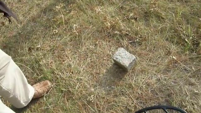 Stinger2 - Bronze Coin Under High Mineralized Granite Stone.AVI