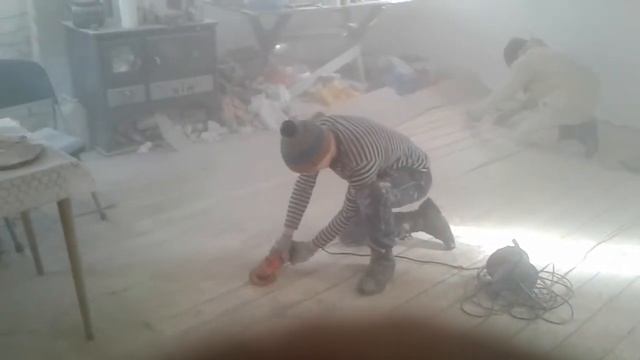 Шлифовка пола в казачьей хаты Рождественского куреня смотреть онлайн