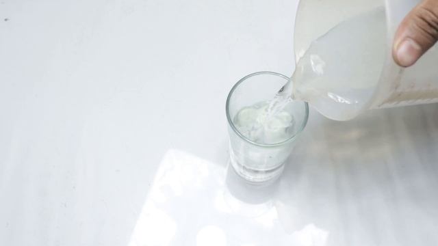 Easy SCIENCE EXPERIMENTS YOU CAN DO AT HOME to make your friend fool | ROLLING BOB смотреть онлайн