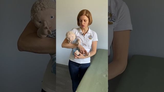 Handling 6: Как правильно носить ребёнка (младенца), который уже держит голову смотреть онлайн