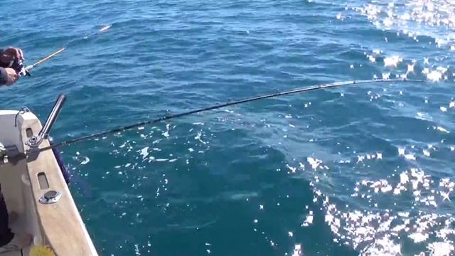 Рыбалка в Испании. Выход в море на катере. - Pesca en el mar desde embarcacion. смотреть онлайн