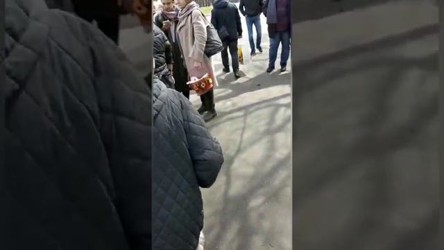 Очередь в церковь перед пасхой для освящения куличей смотреть онлайн