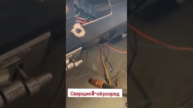 Супер сварщик 6-го розряда #сварка #прикол #приколы #работа смотреть онлайн