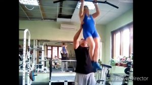 Тренировка детей в тренажерном зале.