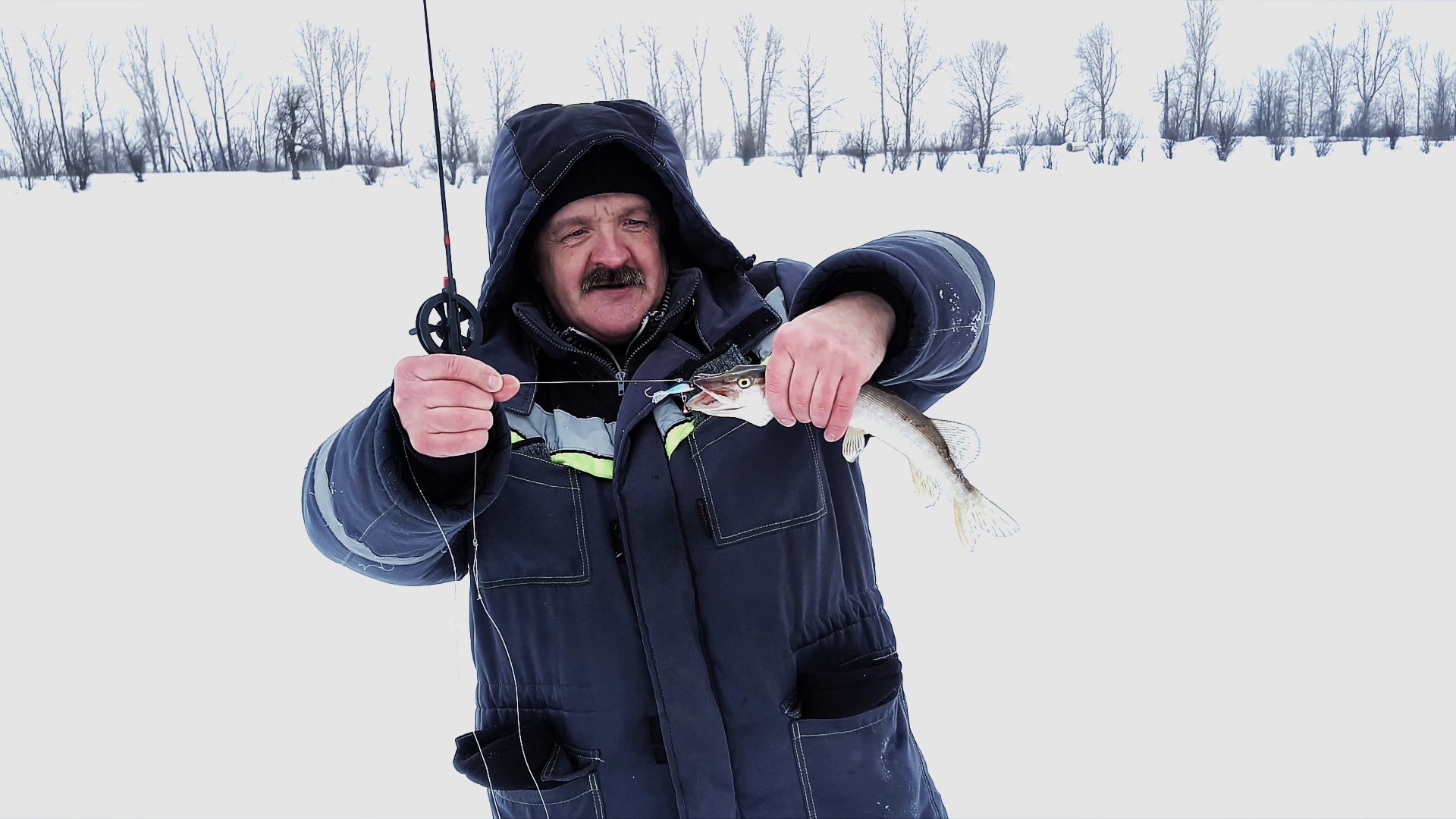 РОЖДЕСТВЕНСКАЯ РЫБАЛКА или ОТКРЫТИЕ 2024 ГОДА о том как запачкал руки рыбой в новом году смотреть онлайн