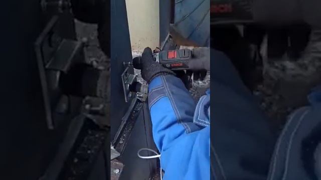 учимся работать шуруповертом или как правильно закручивать кровельные саморезы в металл смотреть онлайн