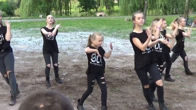 Дети красиво танцуют хип-хоп на улице. Dance Now - школа современного танца Dance School SOL смотреть онлайн