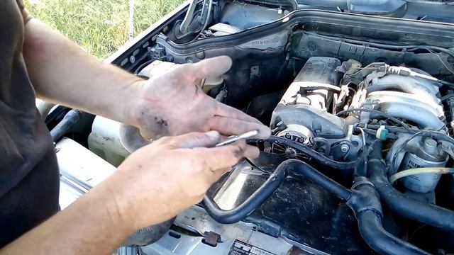 Mercedes Benz W124 - Changer les durites de radiateur смотреть онлайн