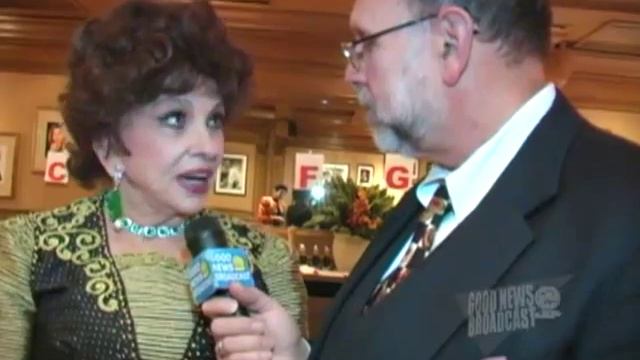 Gina Lollobrigida speaks to Good News at the Friars Club in New York City. смотреть онлайн
