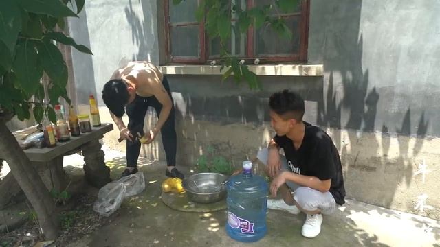朋友自带食材体验生活，二牛领着进农家院，做地火饭让哥仨吃美了【牛不啦】 смотреть онлайн