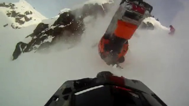 Эпическое падение со снегохода