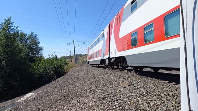 Тепловоз ТЭП70БС-195 с двухэтажным поездом №138Й Москва — Оренбург смотреть онлайн