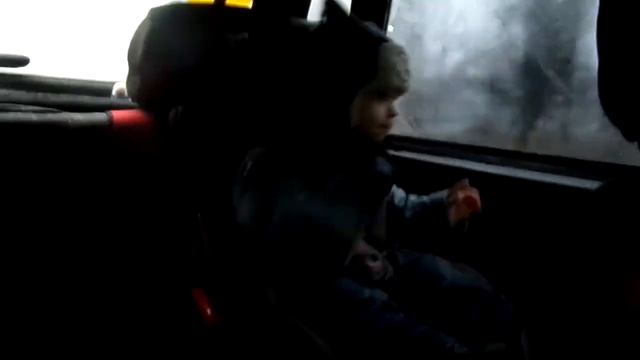 ДЕТСКИЕ....малыш танцует в автокресле......... смотреть онлайн