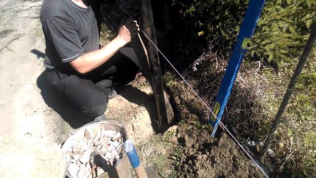 Забор из профнастила. Как поставить столб для забора без раствора (Часть. 1) смотреть онлайн