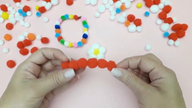 DIY || Как сделать бюджетные браслеты АНТИСТРЕСС из ПОМПОНОВ своими руками || OKey смотреть онлайн