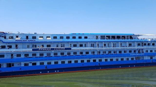 Встреча двух теплоходов "Лунная Соната" и "Николай Карамзин" смотреть онлайн