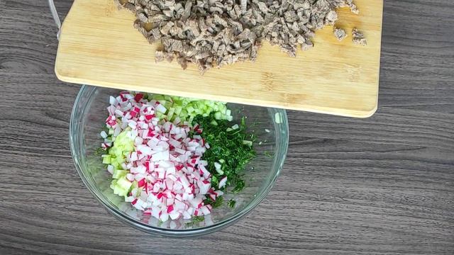 Мой классический РЕЦЕПТ ОКРОШКИ / как приготовить вкусную окрошку на кефире и минералке смотреть онлайн