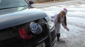 Дети играют в доктора. Доктор Настя оказывает скорую помощь