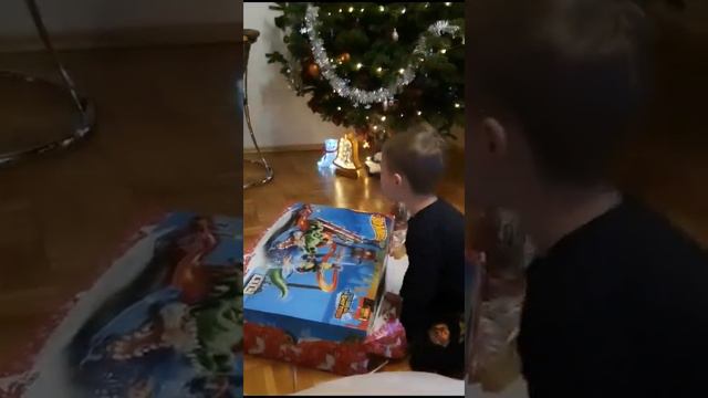 #Рождество #распаковка #подарок #долгожданный подарок ребёнку #подарок ребёнку 4 года смотреть онлайн