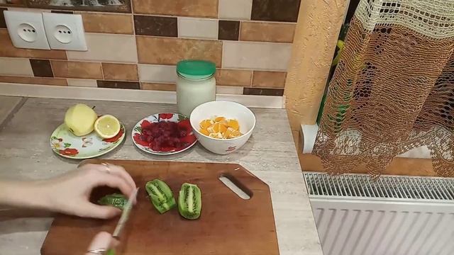 Фруктовый салат с йогуртом рецепт.Вкусный и быстрый пп рецепт! Диетический салат для всей семьи! смотреть онлайн