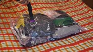 Пакуем вещички в вакуумный мешок. Вакуумный пакет для хранения одежды.