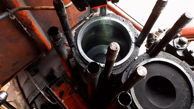 Снял головки и гильзы у двигателя на тракторе Т-25.