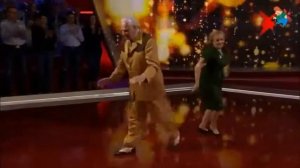 Бабушка рядышком с дедушкой