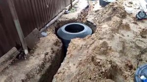 Монтаж канализации из полимерпесчаных колец. При невозможности использовать тяжёлую технику.