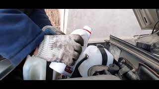 Шевроле Нива, замена расширительного бочка системы охлаждения..mp4