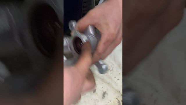 Разбор, установка ремкомплекта и сборка заднего суппорта на Hyundai Solaris.