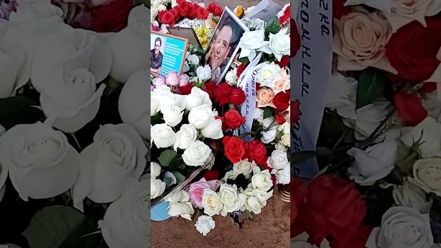 25 апреля Радоница♥ Могила Юры Шатунова | кто пришел сегодня знаменитым, неся цветы ? смотреть онлайн