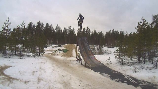 Suzuki RM 85 2 Stroke FMX Ramp Jumps & On The Ice смотреть онлайн