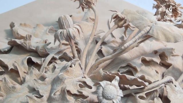 Frog in dandelions: extremely detailed woodcarving - Лягушка в одуванчиках: резное панно смотреть онлайн