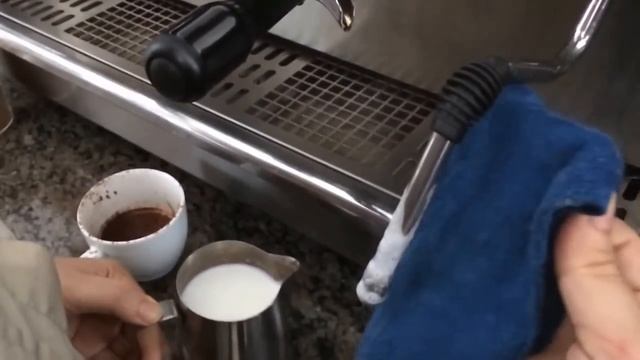 Capuccino Simple...! Barista: "María Cuartin" Preparación de la crema de leche...! Cámara Lenta смотреть онлайн