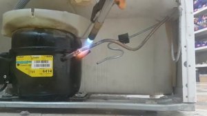 Как припаять трубки медные к компрессору холодильник Веко.