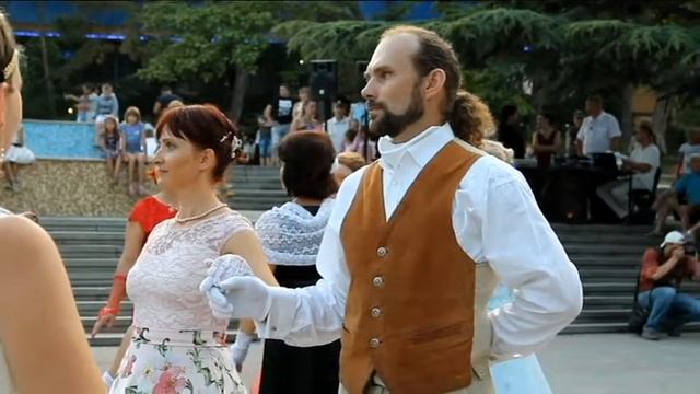 Бал в Феодосии под брызги фонтана... смотреть онлайн
