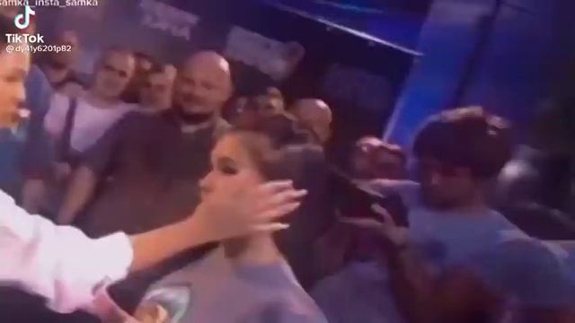 Инстасамка очень сильно ударила фанатку?❤ смотреть онлайн