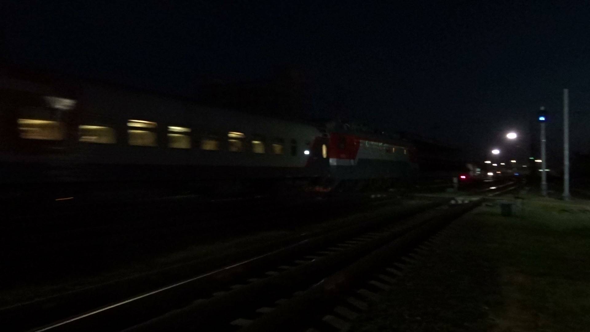 Электровоз ЭП1М-??? с пассажирским поездом отправляется со станции Нижний Новгород Московский смотреть онлайн