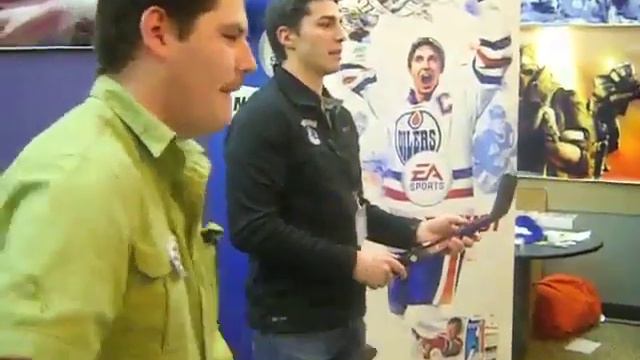 VillageGamerNews James interviews and plays Alex Burrows at NHL SLAPSHOT WII смотреть онлайн