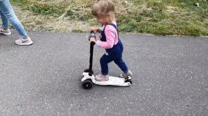 Влог. Ребенок катается на самокате и играет на детской площадке. +Замедленная съемка.