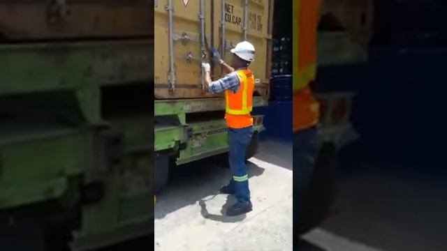 Seguridad industrial RD Como abrir un contenedor cargado fuera de rampa смотреть онлайн