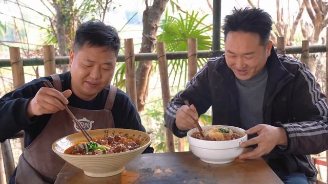 3斤牛肉，二弟做“香辣牛肉麵”，勁道Q彈，大口嗦面真過癮｜Mukbang【鐵鍋視頻】