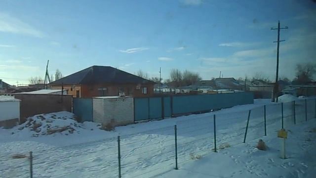 Поезд едет со станции Шалкар (Шалқар) и под мостом в сторону Кызыл-Орды смотреть онлайн